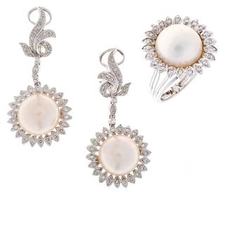 Anillo y par de aretes vintage con medias perlas y diamantes en plata paladio. 3 medias perlas cultivadas color blanco de 14 mm.<R...