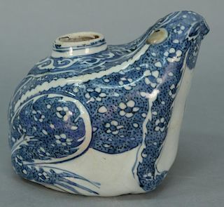 Chinese blue and white porcelain kindi in the form of a frog, late Ming Dynasty, well molded and painted in underglaze blue, 