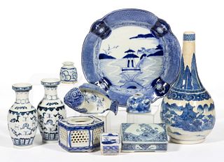 CHINESE EXPORT PORCELAIN BLUE AND WHITE ARTICLES, LOT OF TEN