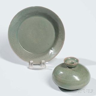 Celadon-glazed Dish and Oil Bottle 龍泉小盤，油瓶