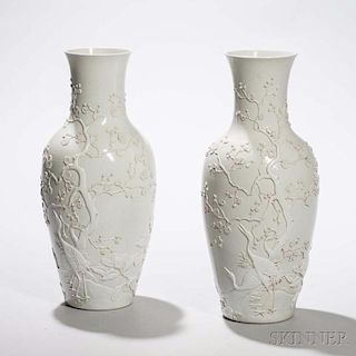 Pair of Blanc-de-Chine Vases浮雕德化花鳥瓶瓶一對