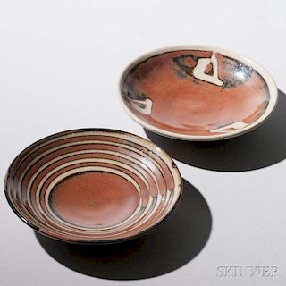 Two Stoneware Dishes 陶盤一對