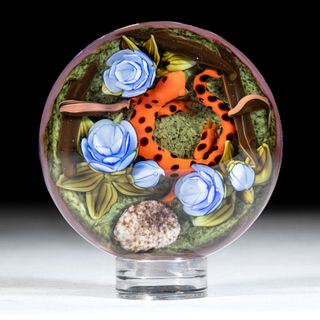 CLINTON SMITH (AMERICAN, B. 1979) FLORAL BOUQUET AND SALAMANDER COMPOUND LAMPWORK STUDIO ART GLASS MARBLE