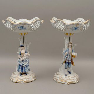 PAR DE FRUTEROS ITALIA SIGLO XX Elaborados en porcelana policromada Sellados Capodimonte  Acabado brillante Fustes antro...