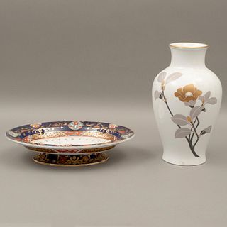 JARRÓN Y CENTRO DE MESA JAPON E INGLATERRA SIGLO XX Elaborados en porcelana y semi porcelana Sellados inferiores Decoració...