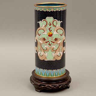 FLORERO CHINA SIGLO XX Cloisonné, decorado con motivos florales Diseño cilindrico  Con base de madera Detalles de conser...