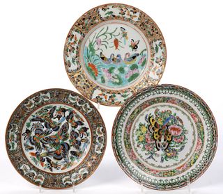 CHINESE EXPORT PORCELAIN FAMILLE ROSE BUTTERFLY MOTIF PLATES, LOT OF THREE