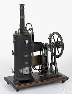 Robustly crafted single cylinder steam engine with nickel-plated cast iron supports