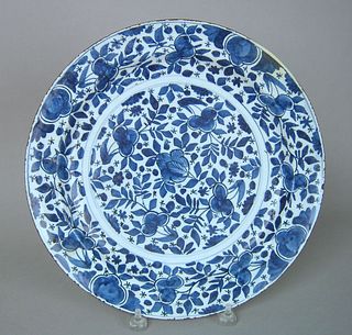Dutch delft charger, ca. 1720, decorated in blue a