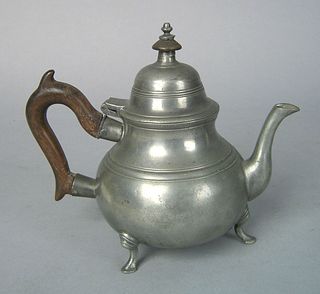 English pewter teapot, ca. 1721-1773, bearing thea