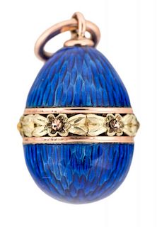 A FABERGE GOLD AND GUILLOCHE ENAMEL EGG PENDANT, MARKED H*A FOR THE WORKMASTER AUGUST HOLLMING, ST. PETERSBURG, 1899-1908