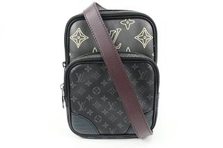 Sold at Auction: Louis Vuitton, Louis Vuitton Denim Camera Bag