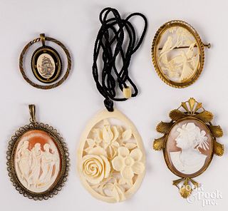 Five decorative pendants and brooches