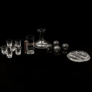 LOTE DE ARTICULOS DE MESA SIGLO XX Elaborados en vidrio y cristal transparente Diseños orgánicos Consta de 4 vasos, jarra, d...