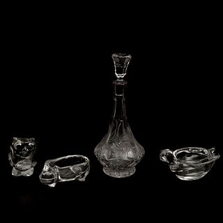 LOTE DE ARTÍCULOS DECORATIVOS SIGLO XX Elaborados en cristal transparente Diseños a manera de animales Consta de licorera y...