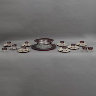 LOTE DE CRISTALERÍA. Ca. 1900. Elaborado en RUBY GLASS. Consta de: ponchera, platón, 11 tazas y 8 platos. Modelos diferentes . 21 pz