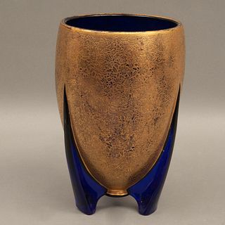 HIELERA ITALIA SIGLO XX Elaborada en cristal de Murano En color azul y detalles de esmalte dorado Soporte trípode  24 cm...