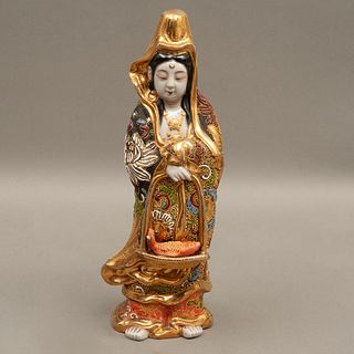 DAMA  JAPÓN SIGLO XX Elaborado en porcelana policromada Tipo Satsuma  Decoración en relieve y esmalte dorado 30 cm altur...