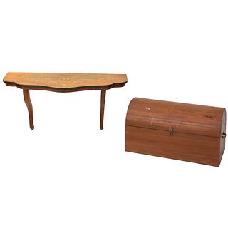 LOTE DE CONSOLA DE MADERA Y BAÚL S,XX Elaborados en madera  cuenta con soportes tipo cabriolé y baúl. cuenta con cerrojo para candado