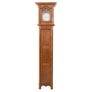 Reloj Grandfather. SIGLO XX. Elaborado en madera y metal.Decorado con elementos arquitectónicos soportes cilindricos