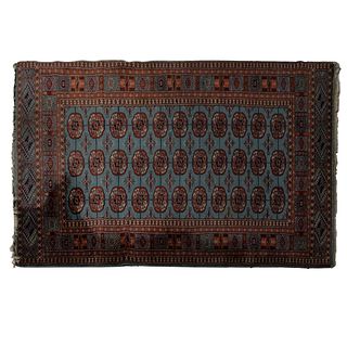 TAPETE SIGLO XX ESTILO BOKHARA Elaborado en lana, seda y algodón Decorado con elementos arquitectónicos, florales y naturales