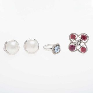 Anillo, par de aretes y prendedor con dos medias perlas color blanco, 29 diamantes corte 8 x 8. y 4 rubíes corte redondo de canter...