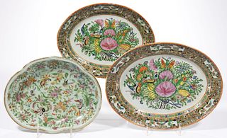 CHINESE EXPORT PORCELAIN FAMILLE ROSE BUTTERFLY MOTIF TABLE ARTICLES, LOT OF THREE