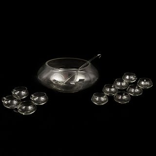 SERVICIO DE PONCHERA SIGLO XX Elaborada en cristal transparente Diseño orgánico Consta de ponchera, cucharón y 12 tazas 50...