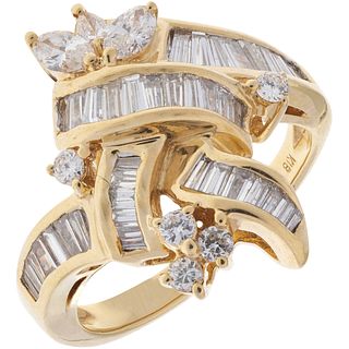 ANILLO CON DIAMANTES EN ORO AMARILLO DE 18K. Diamantes corte brillante, baguette trapezoide y marquise ~1.10 ct. Talla: 6 ½