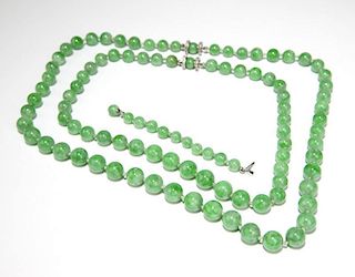 A jadeite jade graduated bead necklace