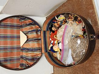 valise w/ 3 Steiff hedgehogs Macki and Mucki, 4 Magis Italy dolls, Galia doll, Anna Lee '87, 6 wooden eggs