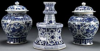 3 MING STYLE CHINESE BLUE & WHITE PORCELAIN