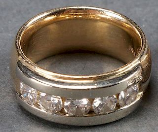 A MANS 14KT GOLD AND DIAMOND RING, CONTEMPORARY