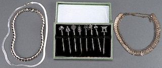 A COLLECTION OF SILVER JEWELRY AND ORNAMENTS