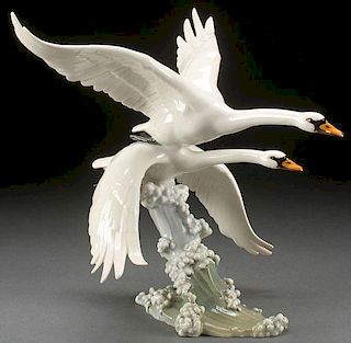 A GERMAN HUTCHENREUTHER PORCELAIN FIGURE OF GEESE