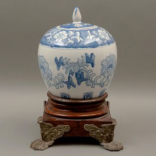 TIBOR ORIGEN ORIENTAL SIGLO XX Elaborado en porcelana Diseño esférico Decoración floral y vegetal en tonos azules Con ba...