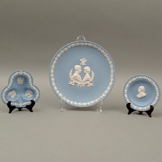 PLATOS Y CENICEROS INGLATERRA SIGLO XX Elaborados en porcelana  Sellados Wedgwood En color azul claro con detalles en reli...