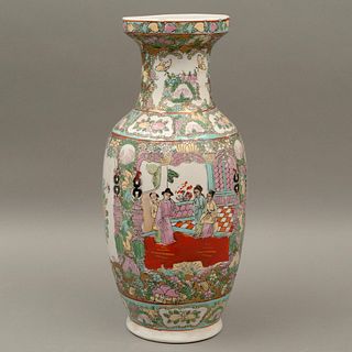 JARRÓN CHINA SIGLO XX Elaborado en porcelana policromada Decorado con escenas costumbristas y detalles en esmalte dorado  ...