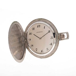 Reloj de bolsillo marca Juvenia. Caja en plata .800. Carátula color gris con índices de números arábigos. Peso: 40.9 g.