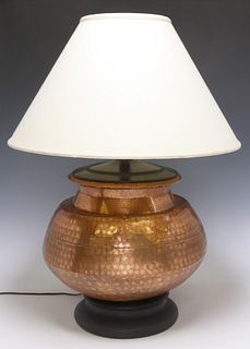 HAND-HAMMERED COPPER VASE TABLE LAMP