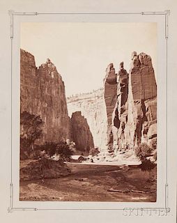 John K. Hillers (American, 1843-1925)      Hand Rock, de Chelley Canon, Arizona