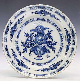 DELFT BLUE & WHITE FLORAL URN CHARGER, 18TH C.