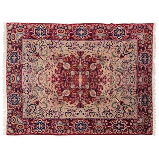 TAPETE. NEPAL, SIGLO XX. Elaborado en fibras de lana y algodón en tonos rojo, azul y beige. Decorado con motivos orgánicos.
