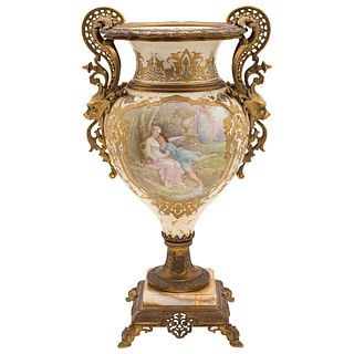 JARRÓN. EUROPA, SIGLO XIX. Elaborado en porcelana, bronce y mármol. Decorado con motivos orgánicos y escenas pintadas a mano. 80 cm