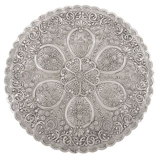 ESPEJO OTOMANO. TURQUÍA, SIGLO XIX. Elaborado en plata repujada. Decorado con motivos orgánicos. 55 cm de diámetro.
