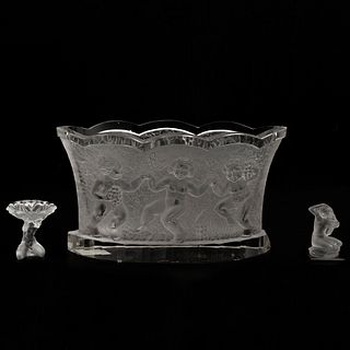 LOTE DE ARTÍCULOS DECORATIVOS FRANCIA SIGLO XX Elaborados en cristal opaco tipo Lalique  Decorado con amorcillos en relieve<...