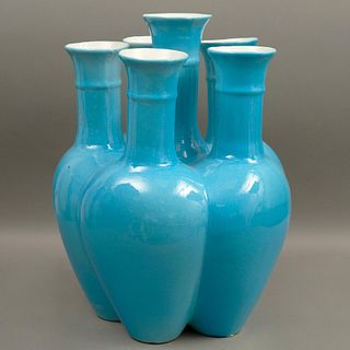 FLORERO ITALIA SIGLO XX Elaborado en cerámica color azul Acabado vidriado Diseño modernista 48 cm altura Detalles de c...
