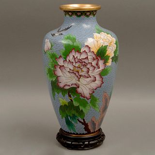 FLORERO CHINA SIGLO XX Cloisonné, decorado con motivos florales sobre fondo azul claro Diseño a manera de jarrón Con base...
