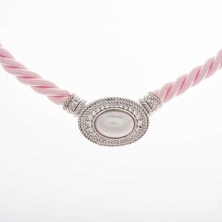Gargantilla con perla y circonias en plata .925 y nylon de la firma Judith Ripka. 1 perla talla oval, color gris. Peso: 29.1 g.