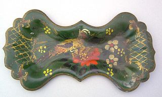 Green toleware snuffer tray, 19th c., with bird an